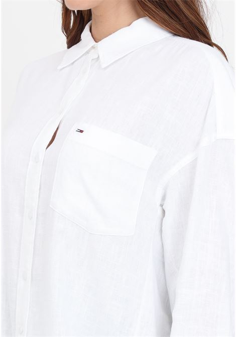 Camicia bianca da donna con patch logo bandierina TOMMY JEANS | DW0DW17987YBRYBR